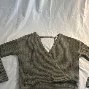 Moon and Madison olive deep v neck sweater size small crop style